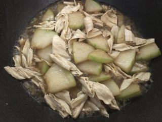 十味 冬瓜炒腐竹,煮1分钟。