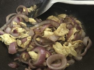十味 紫洋葱炒鸡蛋,翻炒一会儿，就完成了。
