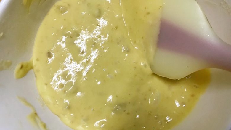 十味 板栗戚风蛋糕,蛋黄和面糊混合均匀。不能过度搅拌，避免面粉起筋影响长高。