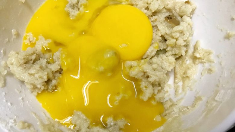 十味 板栗戚风蛋糕,用蛋抽混合均匀，加入蛋黄。