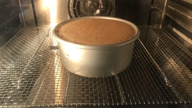 十味 板栗戚风蛋糕,蛋糕放入烤箱，150℃烤25分钟，调温170℃烤至蛋糕平模，表面呈金黄色。大概是30分钟左右。（自家烤箱温度自己把握哦）