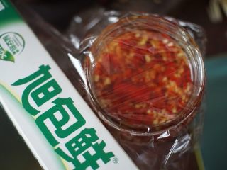 蒜蓉剁椒,最后用保鲜膜封住封口，盖上盖子放阴凉处15～30天，打开没有新鲜的辣椒味即可食用