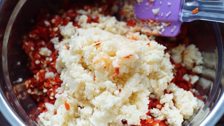 蒜蓉剁椒,将搅打好的蒜末倒入辣椒碎的料理盆里