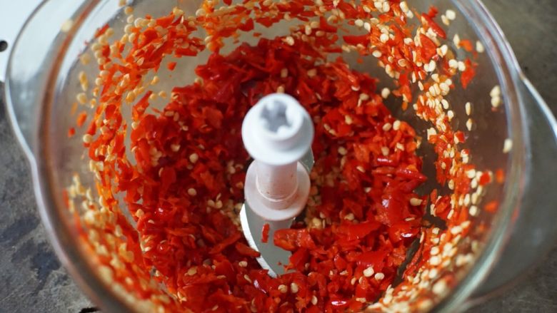 蒜蓉剁椒,然后将辣椒搅打成碎末，不要搅打太碎