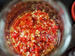 蒜蓉剁椒,取一干净无油脂水分的玻璃器皿，放入剁椒，然后倒入适量的菜籽油