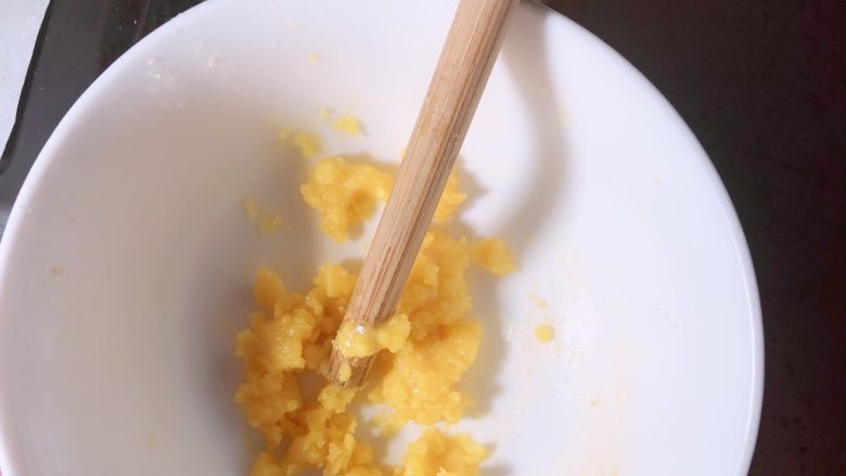 十味  梅花酥,咸蛋黄研碎，滴入几滴玉米油拌匀。