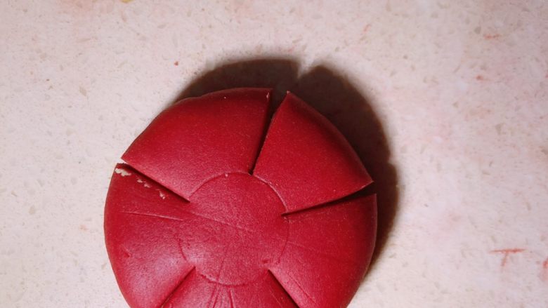 十味  梅花酥,以瓶盖印为中心，四周切5刀，每到均切断上下两层皮。