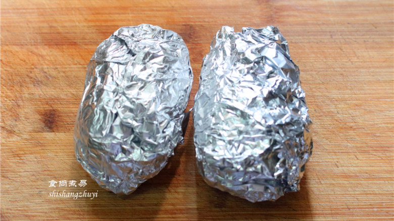 香烤风琴土豆,切好的土豆用锡纸包裹好，这样可以防止土豆的水分过早流失，口感会好很多；
