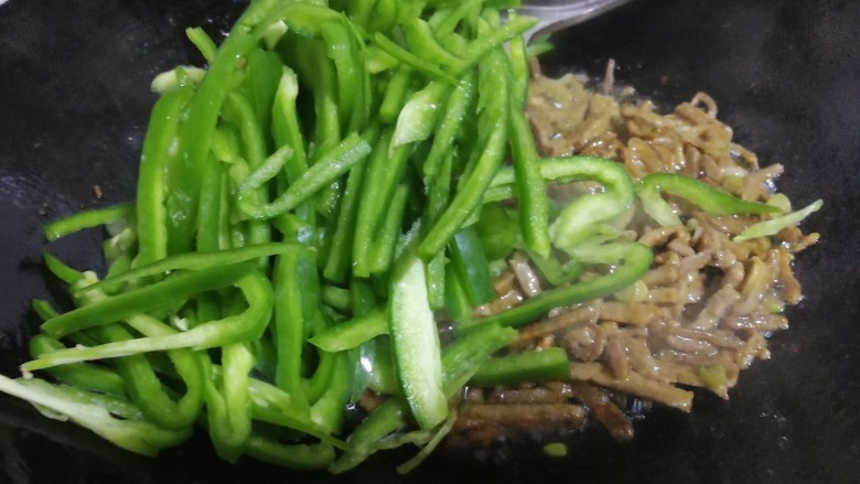 家常菜~牛肉炒大青椒,然后放入青椒条翻炒一会。