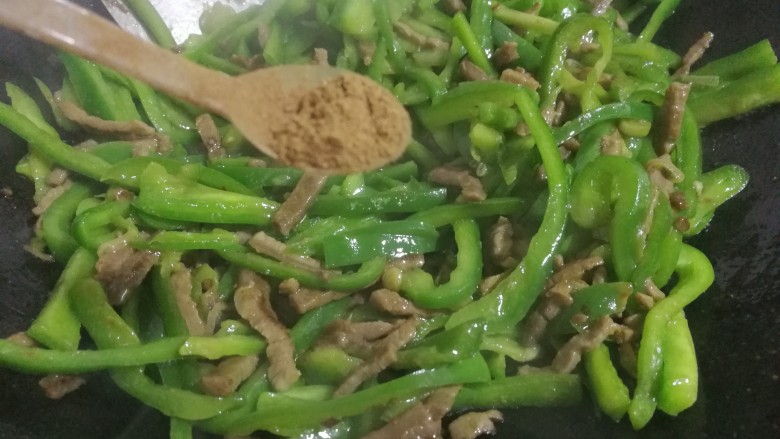 家常菜~牛肉炒大青椒,炒至于青椒条变软。放一小勺13香。