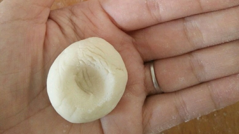 香菇馒头,把刚才搓圆的剂子，用拇指挫个洞。