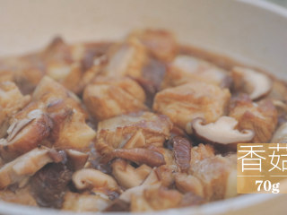 电饭煲排骨焖饭「厨娘物语」,倒入70g香菇加盖煮5分钟，开盖加2g盐大火收汁。
