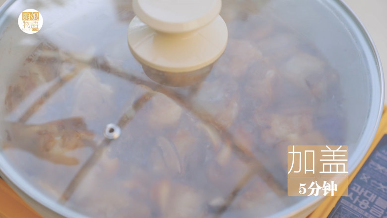 电饭煲排骨焖饭「厨娘物语」,倒入70g香菇加盖煮5分钟，开盖加2g盐大火收汁。