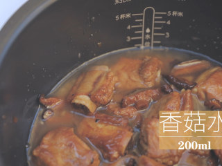 电饭煲排骨焖饭「厨娘物语」,倒入香菇泡发的水，选择煮饭。