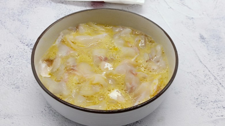 十味  糖醋鱼的家常做法 酸酸甜甜超开胃,筷子顺着一个方向搅拌均匀，腌制15分钟。