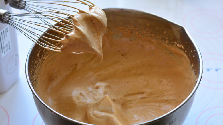 红糖枣糕,打至湿性发泡的状态就可以了。打蛋器上可以拉出小弯钩（如图所示），即为湿性发泡。