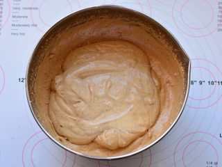 红糖枣糕,把打好的枣糊倒入至打发好的蛋白里，用刮刀画Z字形快速翻拌均匀，过程要轻，要快。

