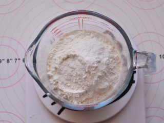 红糖枣糕,低筯面粉和泡打粉过筛混合，搅拌一下，充分整合在一起
