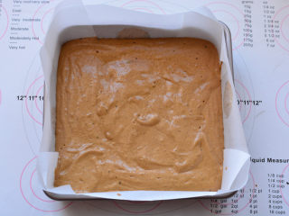 红糖枣糕,方形模具里用油纸把四边围起来（为了让枣糕爬的更高），把搅拌好的面糊倒入
