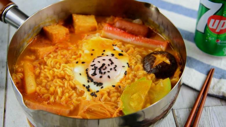 韩式部队锅的美味，你必须了解一下,保证让你胃口大开，吃了还想吃！