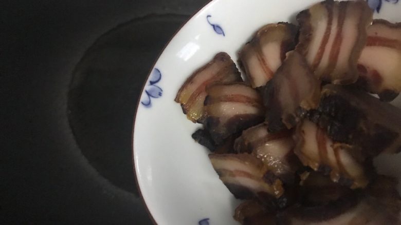 十味  京葱木耳炒酱肉,待锅内油七分热时，下酱肉