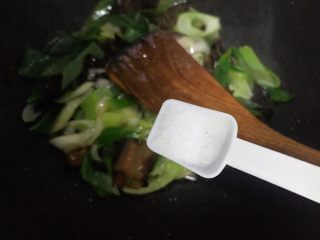 十味  京葱木耳炒酱肉,待锅内汤汁收紧，加一小勺细盐