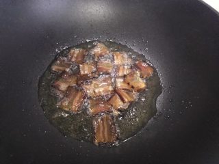 十味  京葱木耳炒酱肉,翻炒至酱肉稍稍变色并且有香味飘出