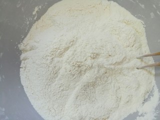 麻花馒头,酵母和白糖放入面粉里搅拌均匀