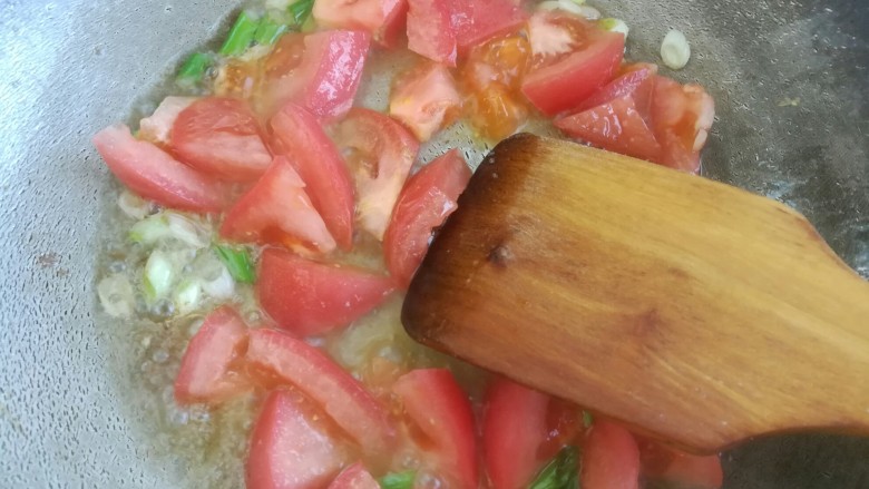 西红柿鸡蛋-面疙瘩汤,倒入西红柿翻炒