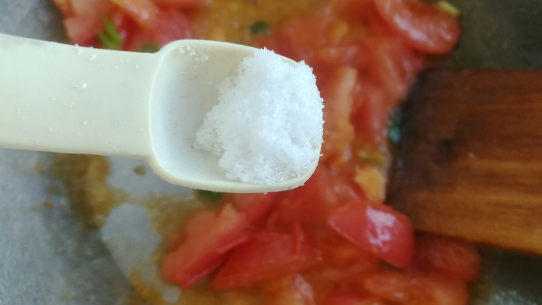 西红柿鸡蛋-面疙瘩汤,加适量的盐，炒出红油