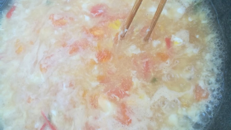 西红柿鸡蛋-面疙瘩汤,用筷子迅速搅碎