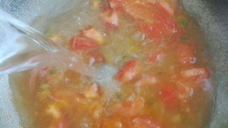 西红柿鸡蛋-面疙瘩汤,加适量的清水烧开