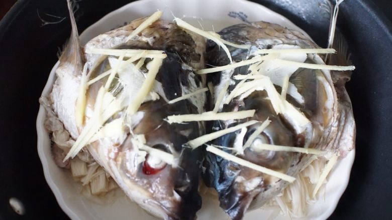 十味  剁椒鱼头,金针菇蒸软后放入鱼头，在鱼头表面铺上姜丝，盖上锅盖蒸8分钟