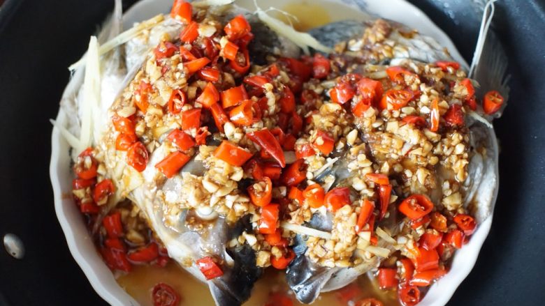 十味  剁椒鱼头,将热好的剁椒铺在蒸好的鱼头上