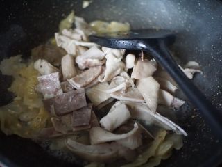 咸菜炒猪肚,倒入切好的猪肚一起翻炒均匀，然后加点猪肚汤盖上锅盖大火焖烧3分钟