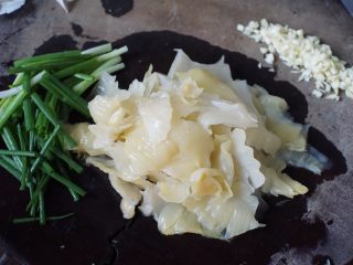 咸菜炒猪肚,然后将咸菜切成薄片，葱切段，蒜头切碎