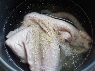 咸菜炒猪肚,将洗净的猪肚放入锅里，撒入胡椒碎