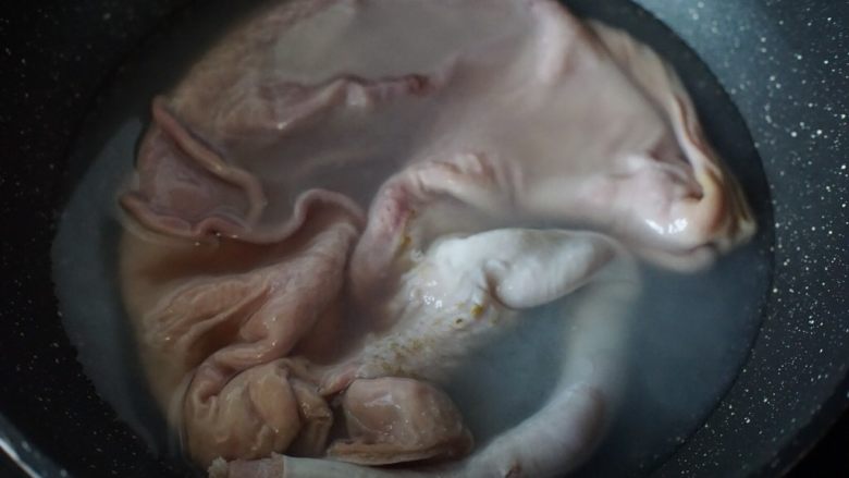 猪肚汤,锅里烧开水后关火，放入猪肚，淋入酸梅汁