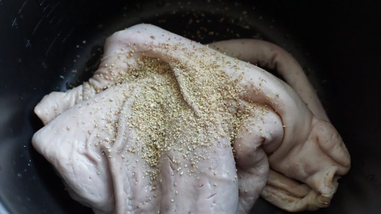 猪肚汤,将洗净的猪肚放入锅里，撒入胡椒碎