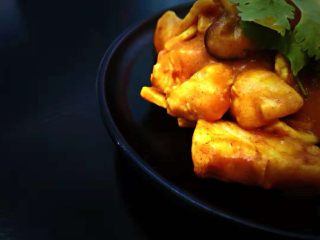 十味  咖喱香菇鸡,放入锅中搅拌至咖哩溶化。再用小火煮5分钟左右，即可。