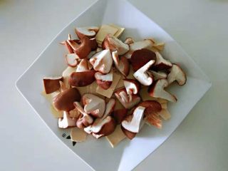 十味  咖喱香菇鸡,香菇切块。