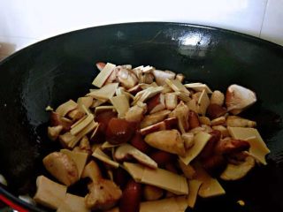 十味  咖喱香菇鸡,倒入香菇、豆皮翻炒2分钟后，加入清水，以没过所有材料为宜。