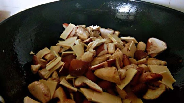 十味  咖喱香菇鸡,倒入香菇、豆皮翻炒2分钟后，加入清水，以没过所有材料为宜。