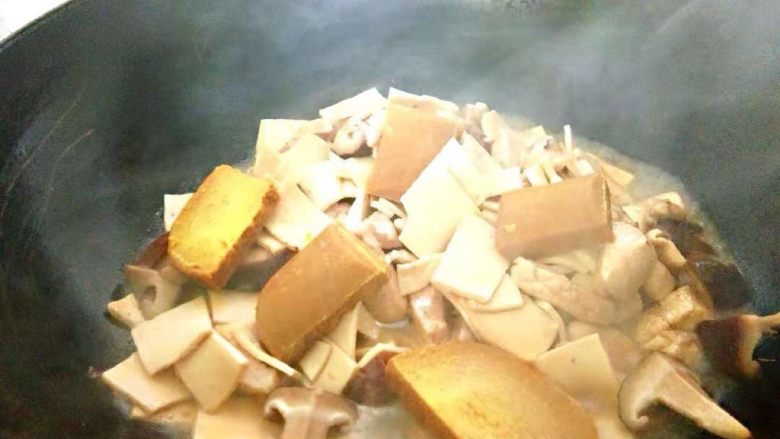 十味  咖喱香菇鸡,盖上锅盖，大火煮沸后转小火，大约15-20分钟。先关火，咖哩掰成小块。