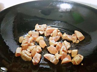十味  咖喱香菇鸡,锅中热油，倒入鸡块炒至变色。