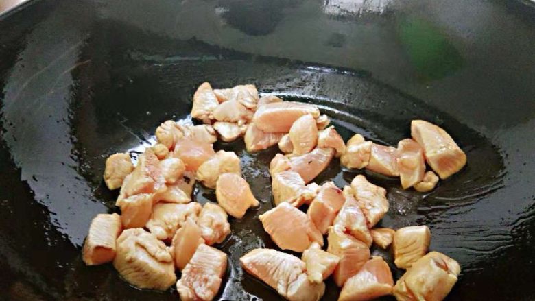 十味  咖喱香菇鸡,锅中热油，倒入鸡块炒至变色。