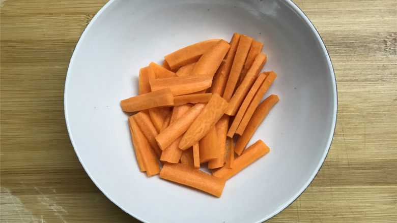 胡萝卜炒山药,胡萝卜去皮后也切成小段。