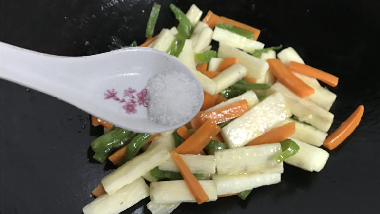 胡萝卜炒山药,然后加入适量盐调一下味。