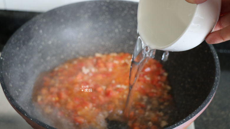番茄肉酱拌面,倒入一碗热水，煮沸后小火熬煮；