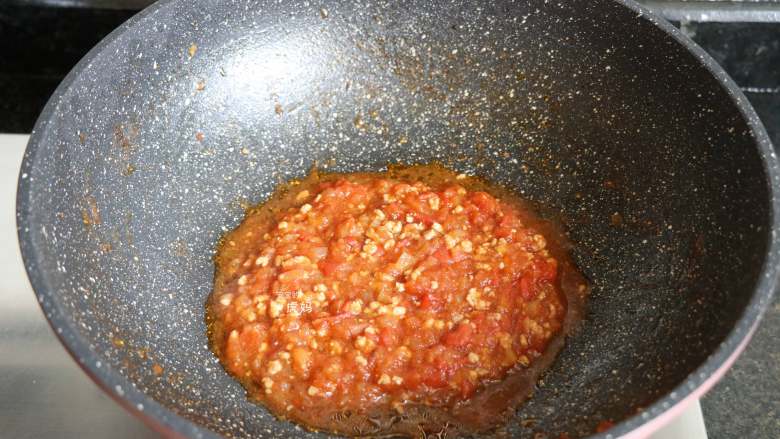 番茄肉酱拌面,熬煮至浓稠收汁状态即可，加适量盐调味，关火备用；